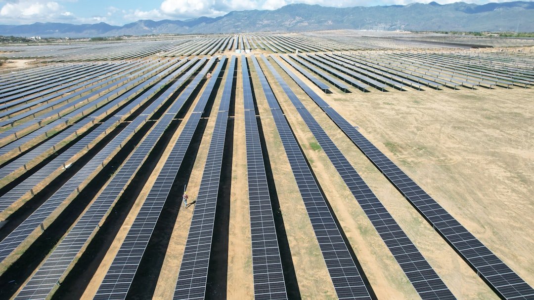 a large field of solar panels in the desert